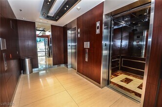 4525 Dean Martin Dr in Las Vegas, NV - Building Photo - Building Photo