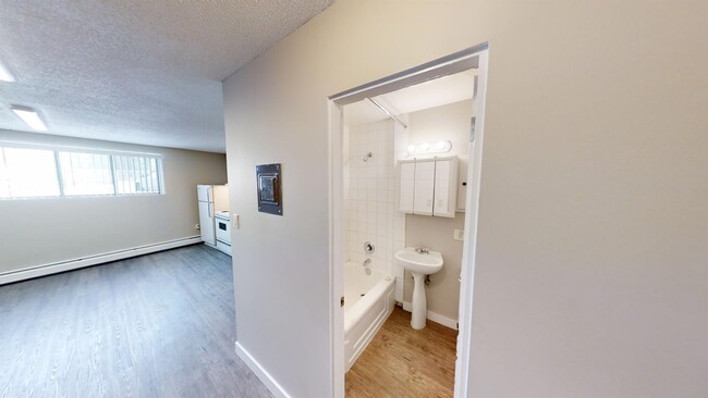 9932-9105 105 Ave in Grande Prairie, AB - Building Photo - Building Photo