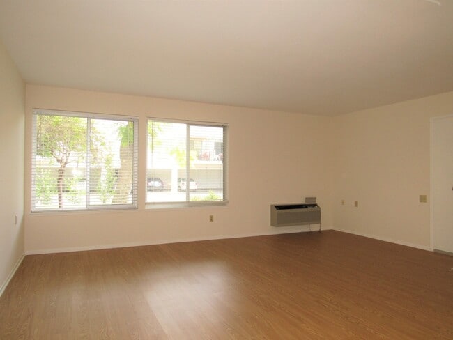 2350 Via Mariposa W in Laguna Woods, CA - Building Photo - Building Photo