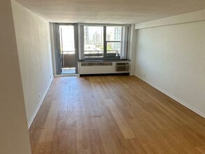 555 W Cornelia Ave in Chicago, IL - Building Photo - Building Photo