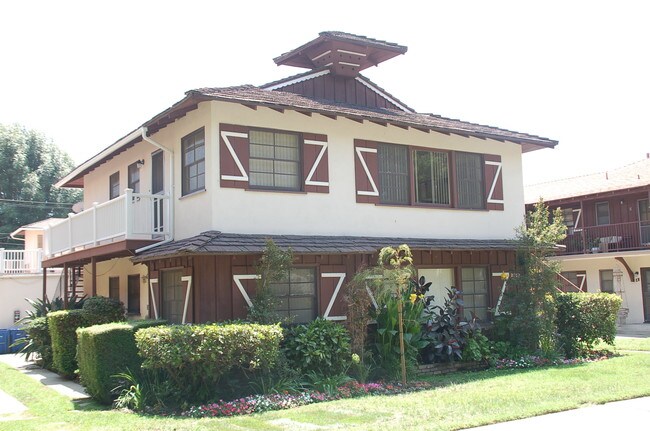 2808 W Clark Ave in Burbank, CA - Building Photo - Building Photo