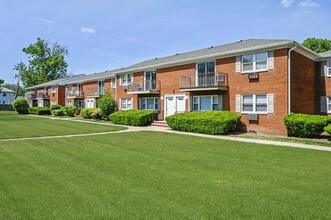 Finchley Gardens in South Bound Brook, NJ - Foto de edificio - Building Photo