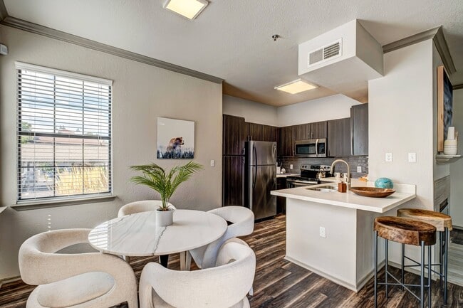 Retreat Westminster Center in Westminster, CO - Foto de edificio - Building Photo