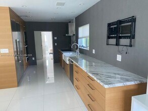 1000 N Shore Dr in Miami, FL - Building Photo - Building Photo