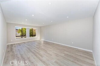 835 E Lomita Ave, Unit 202 in Glendale, CA - Building Photo - Building Photo