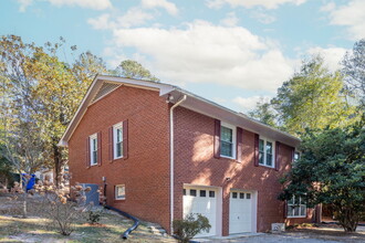 2523 Mirror Lake Dr in Fayetteville, NC - Foto de edificio - Building Photo