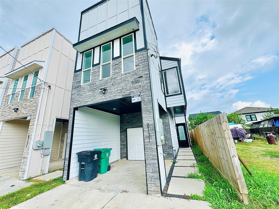 8131 St Louis St in Houston, TX - Building Photo
