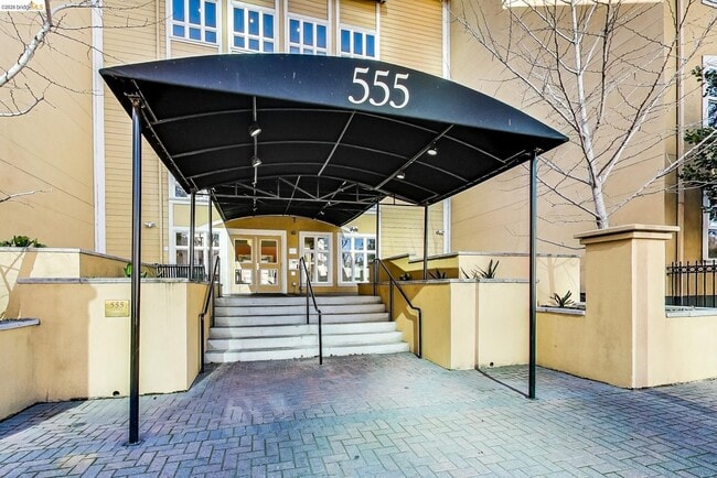 555 10th St in Oakland, CA - Foto de edificio - Building Photo