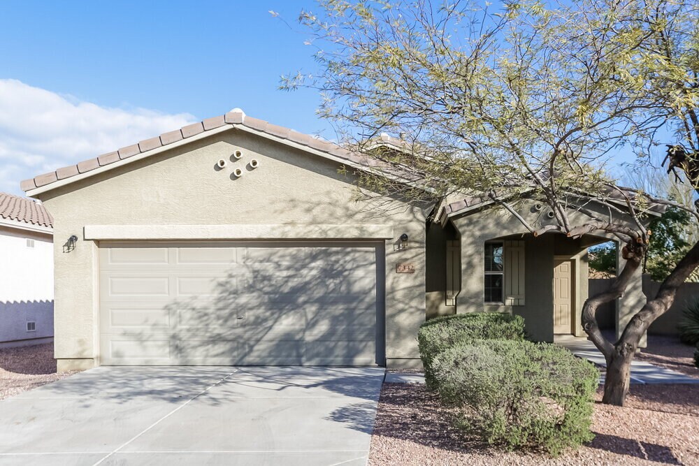 7342 W St Charles Ave in Phoenix, AZ - Building Photo