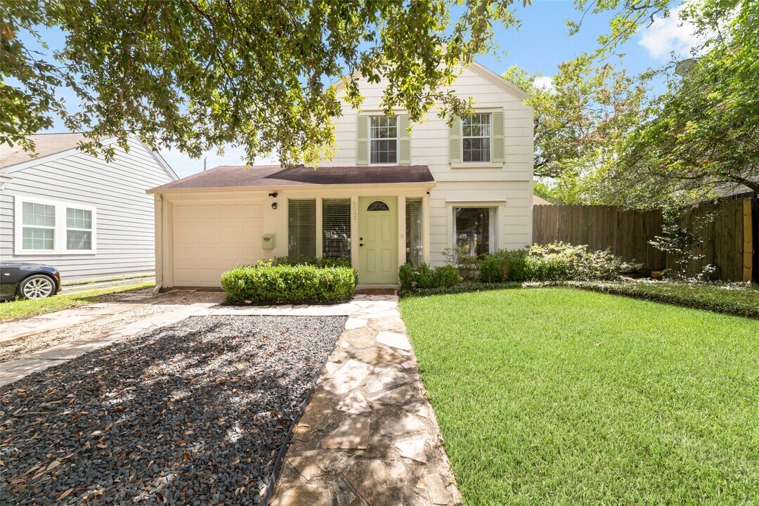 6027 Lake St in West University Place, TX - Building Photo