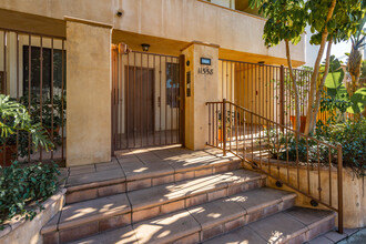 11558 Rochester Ave in Los Angeles, CA - Foto de edificio - Building Photo