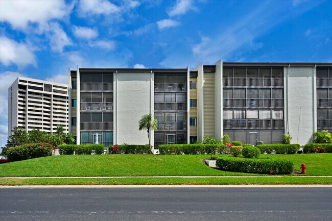 property at 4821 S Landings Dr