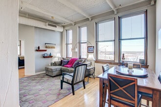 1133 W 9th St, Unit 206 in Cleveland, OH - Foto de edificio - Building Photo
