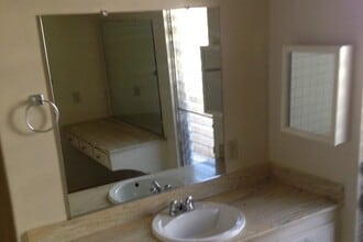 Bonnie's Garden Apartments in La Habra, CA - Foto de edificio - Building Photo