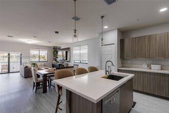 4714 NW 84th Ct in Doral, FL - Building Photo - Building Photo