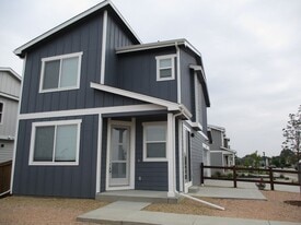 1124 Blue Bell Rd in Berthoud, CO - Building Photo