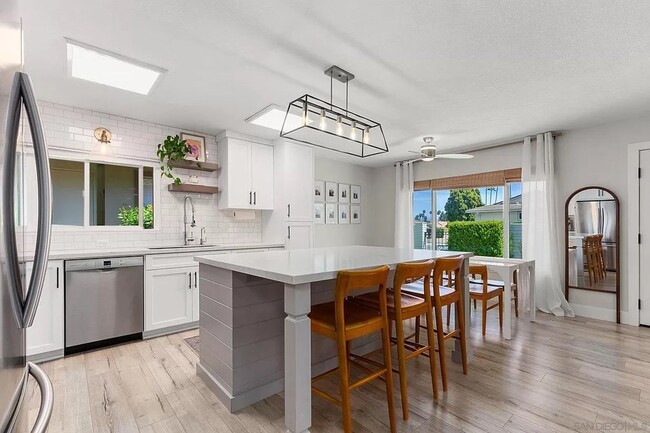 968 La Fiesta Way in San Marcos, CA - Foto de edificio - Building Photo
