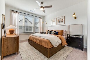 Victoria Row in Dallas, TX - Building Photo