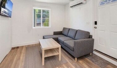 24019 Sylvan St in Woodland Hills, CA - Building Photo - Building Photo