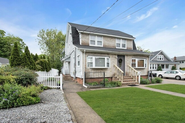 217 Rocklyn Ave in Lynbrook, NY - Building Photo - Building Photo