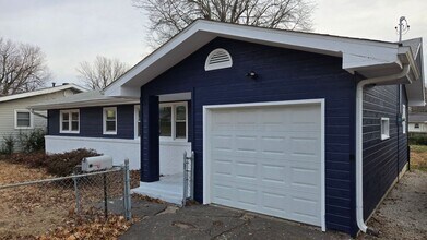 1472 E Berkeley St in Springfield, MO - Foto de edificio - Building Photo