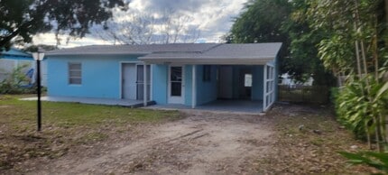 2439 2nd Avenue SE in Vero Beach, FL - Foto de edificio - Building Photo