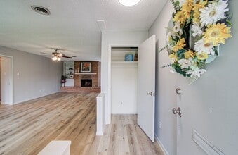 5471 Kuldell Dr in Houston, TX - Building Photo - Building Photo