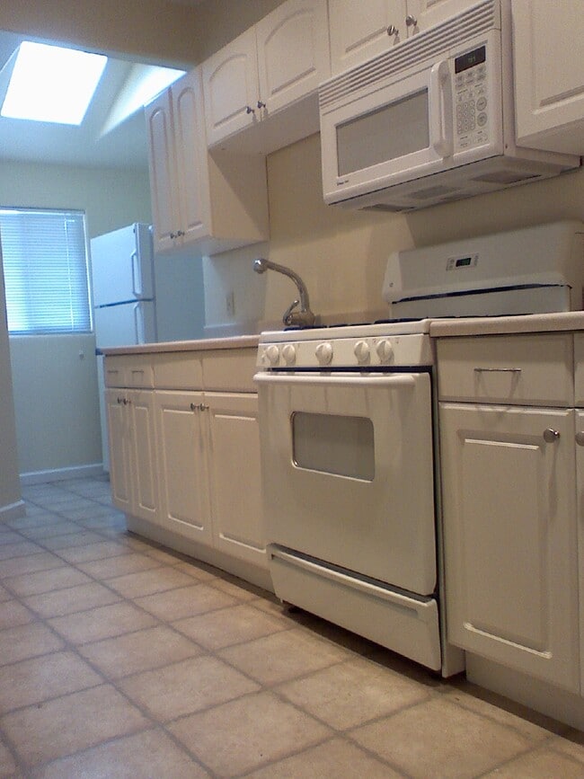 638 Laine St, Unit APARTMENT in Monterey, CA - Foto de edificio - Building Photo