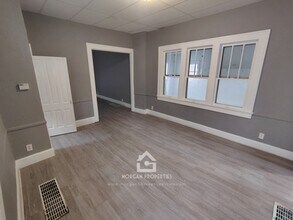 227 W 12th St in Anderson, IN - Foto de edificio - Building Photo