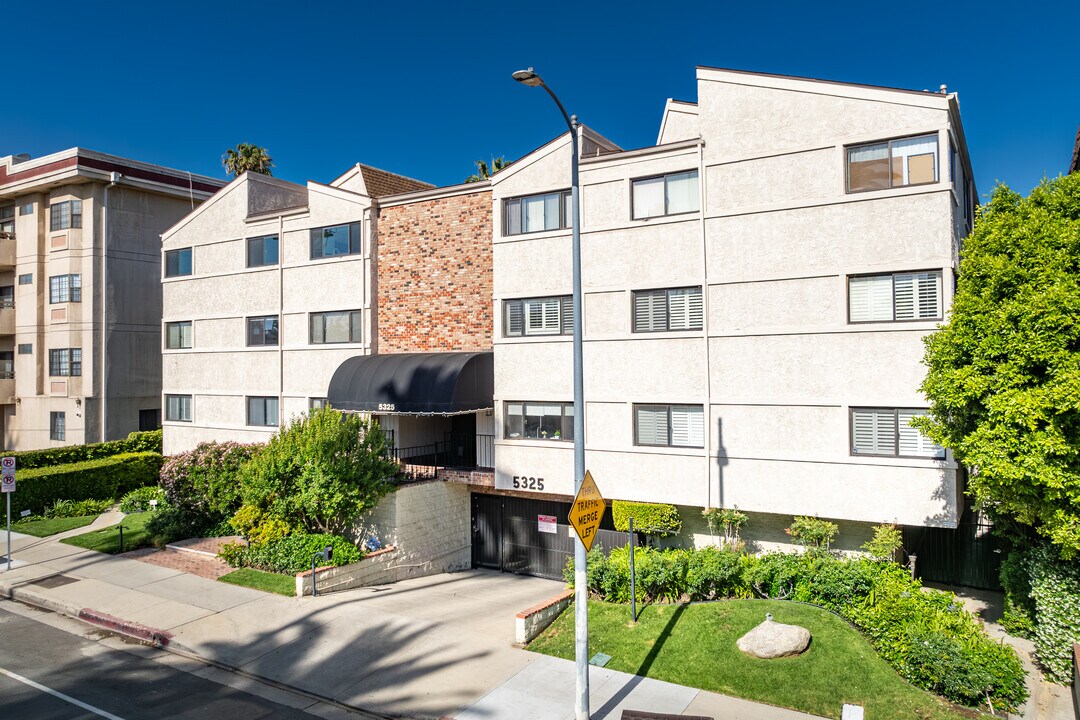 5325 Lindley Ave in Tarzana, CA - Building Photo