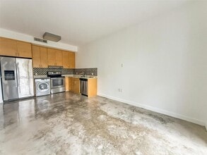 771 NW 1st St, Unit 302 in Miami, FL - Building Photo - Building Photo