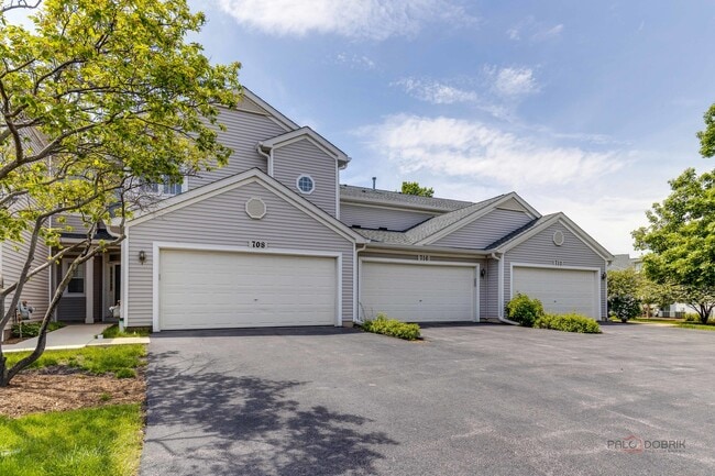 708 Valley View Ct in Aurora, IL - Building Photo - Building Photo