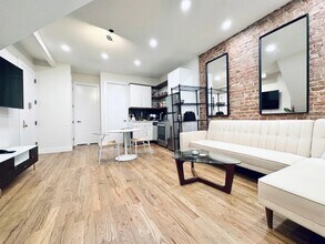 Furnished room/NOT APARTMENT in Brooklyn, NY - Foto de edificio - Building Photo