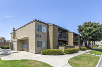 Mesa Village Apartments in San Diego, CA - Foto de edificio - Building Photo