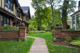 Wellesley Place in Pittsburgh, PA - Foto de edificio - Building Photo