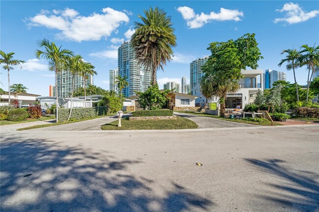 245 Atlantic Isle in Sunny Isles Beach, FL - Building Photo - Building Photo