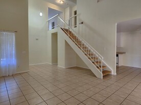 819 Canary Ct in Lake Elsinore, CA - Foto de edificio - Building Photo