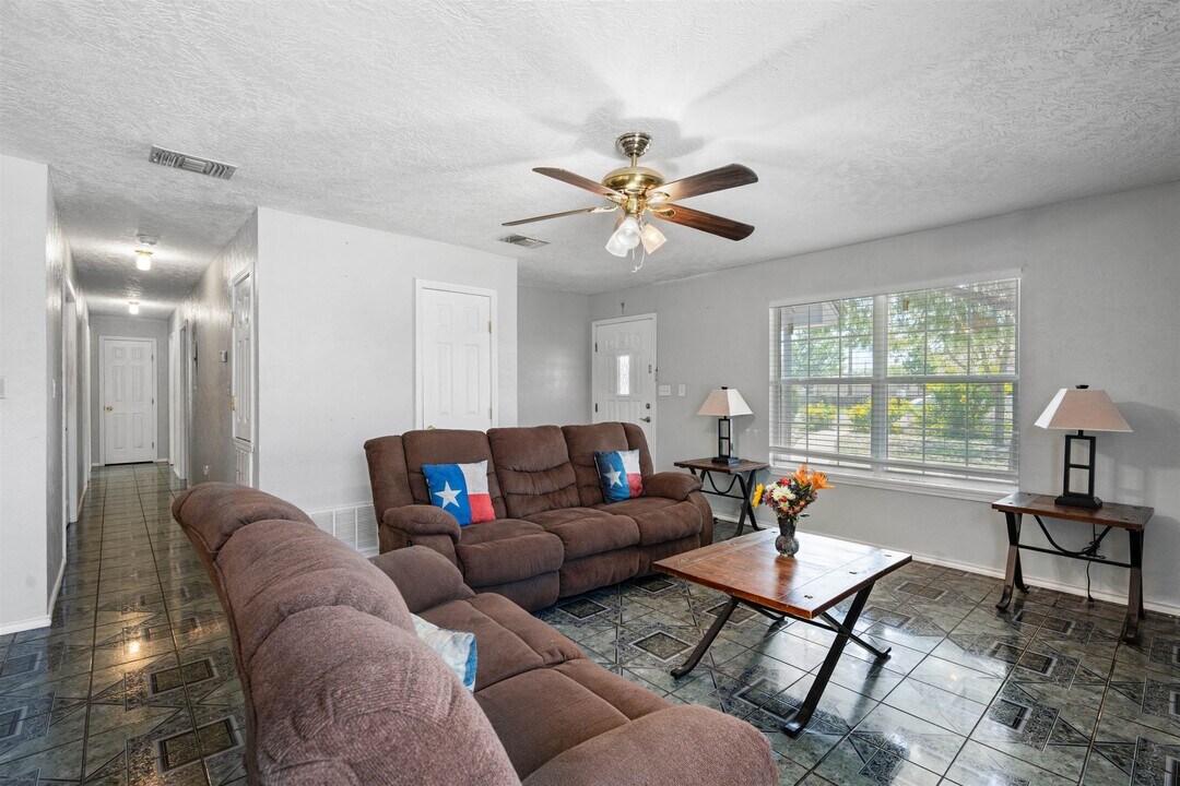 201 Edward Dr in Del Rio, TX - Building Photo