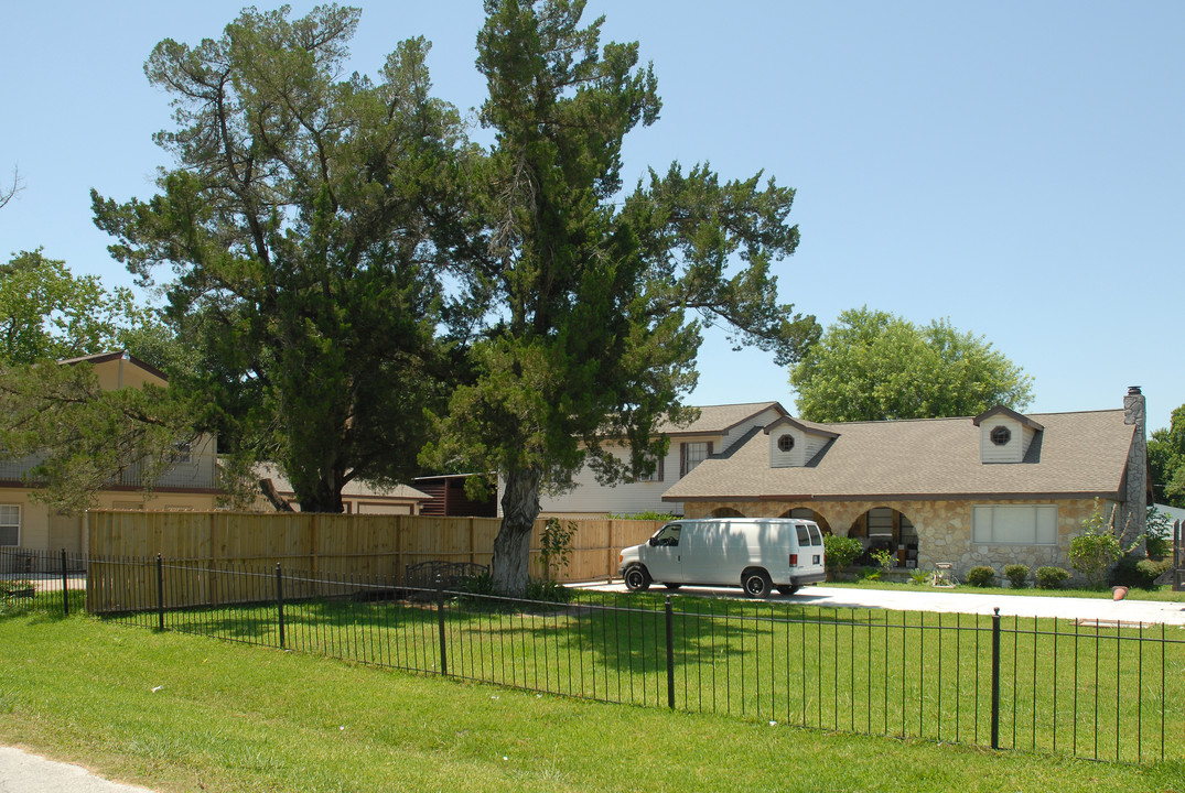 4106 Coon St in Bacliff, TX - Foto de edificio