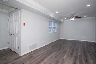 125 Lake Pointe Ct in Middle Island, NY - Building Photo - Building Photo