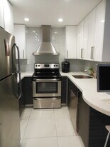744 Executive Center Dr in West Palm Beach, FL - Building Photo
