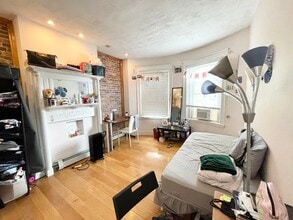 22 S Huntington Ave, Unit 3 in Boston, MA - Foto de edificio - Building Photo