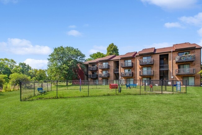 Fifteen 98 Naperville in Naperville, IL - Foto de edificio - Building Photo
