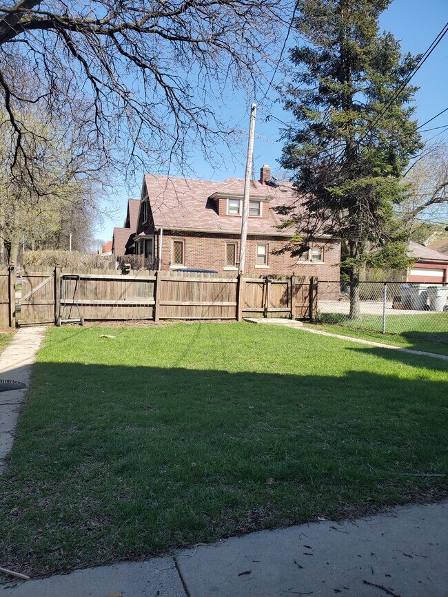 3100 S Griffin Ave, Unit LOWER in Milwaukee, WI - Foto de edificio - Building Photo