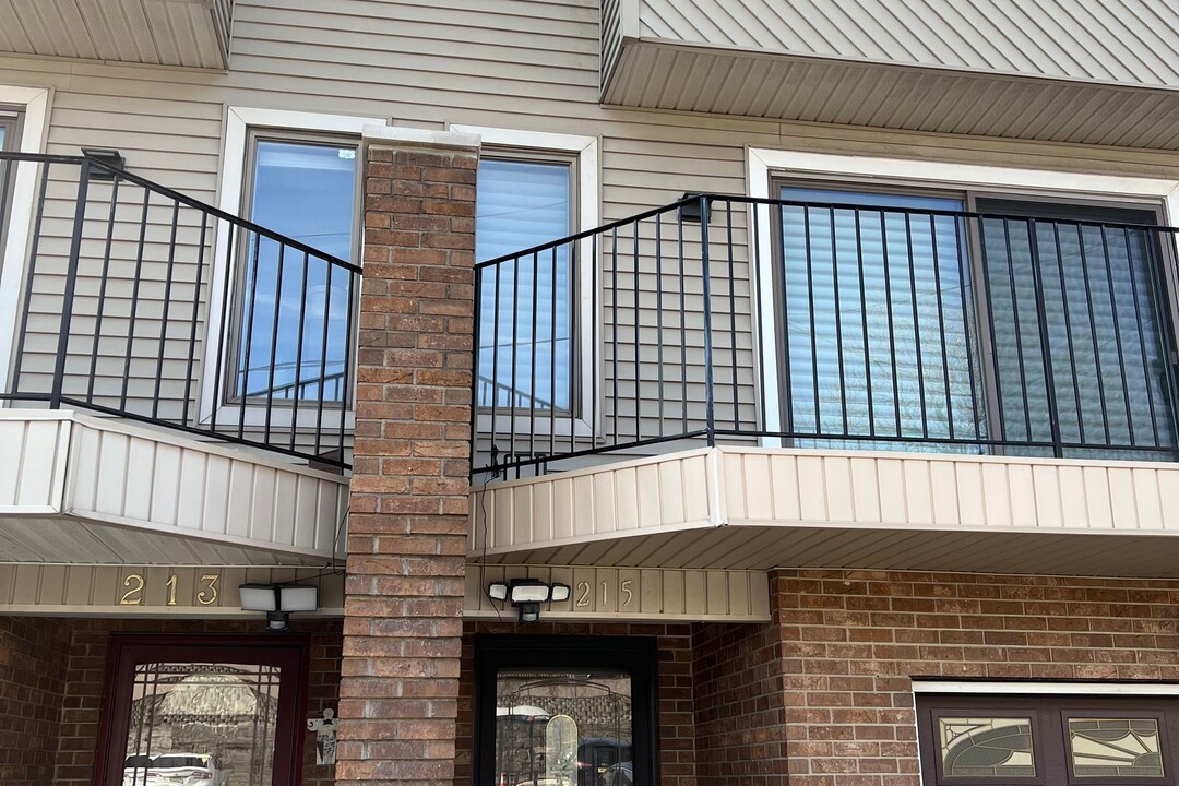 215 12th St in Palisades Park, NJ - Building Photo