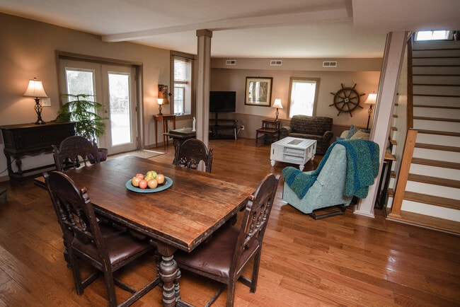 5277 Main St in Chincoteague, VA - Foto de edificio - Building Photo