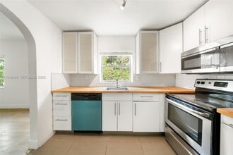 3262 Elizabeth St-Unit -4 in Miami, FL - Building Photo - Building Photo