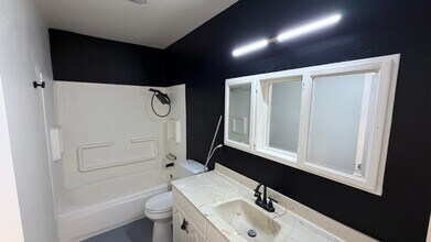 4805 Saviers Rd in Oxnard, CA - Foto de edificio - Building Photo