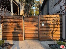 362 S Barrington Ave in Los Angeles, CA - Building Photo