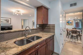 5221 N 24th St, Unit 205 in Phoenix, AZ - Building Photo - Building Photo